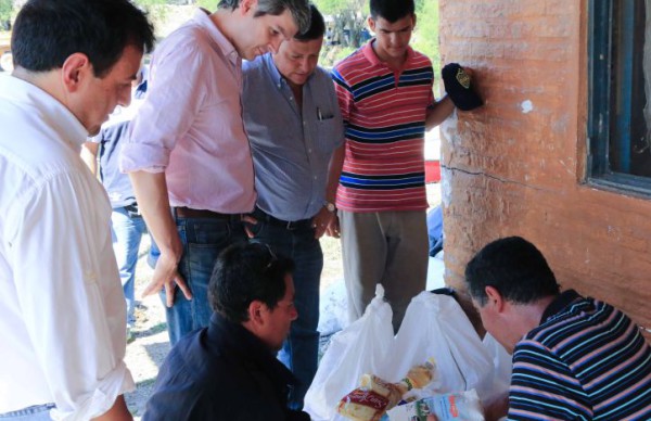 Junto a Peppo, Marcos Peña recorrió las zonas afectadas 2