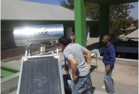 El municipio instaló calefactores solares en el Centro Comunitario del barrio 244 viviendas 1