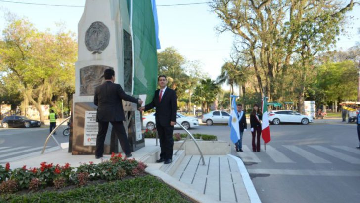 En el Día del Maestro, Capitanich participó del izamiento de la Bandera