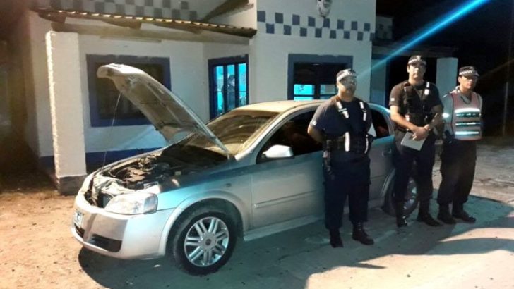 Viajaban en un auto robado y la Caminera los interceptó