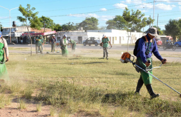 Concejo: intenso operativo de desmalezado y limpieza en el parque urbano Tiro Federal 1