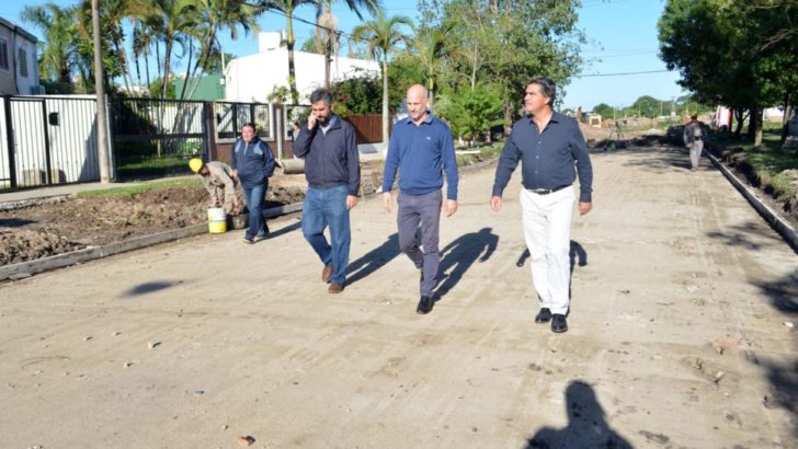 Capitanich recorrió los frentes de obra de pavimento urbano en Villa Elisa y Llaponagat