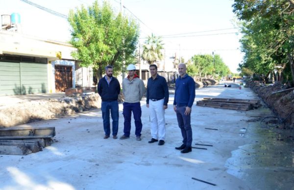 Capitanich recorrió los frentes de obra de pavimento urbano en Villa Elisa y Llaponagat