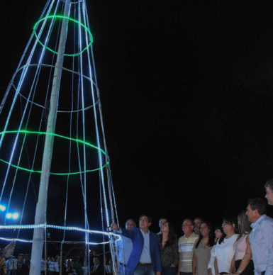 En Sarmiento y Marcelo T. de Alvear, se encendió el tradicional árbol de navidad 1