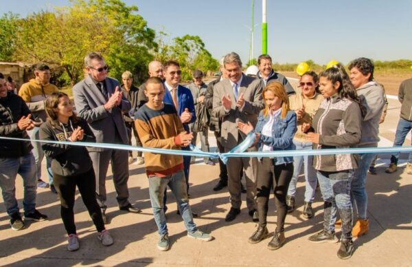 En Villa Berthet, Capitanich inauguró la Escuela N° 202, infraestructura deportiva y pavimento 3