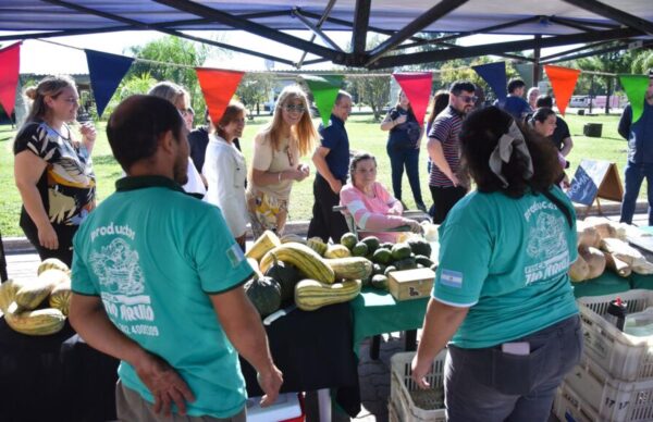 Domo del Centenario: el Gobierno y el municipio de Resistencia desarrollaron la feria de pequeños productores 2