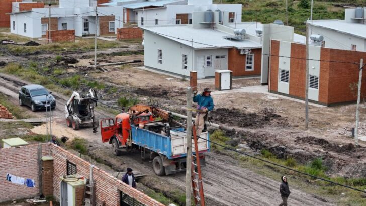 Chacra 137: la red de agua potable llegó a 282 viviendas y avanza a buen ritmo el tendido eléctrico