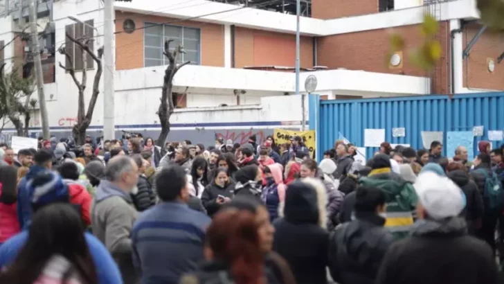 Referentes sociales y encargados de comedores protestan frente a los galpones del Ministerio de Capital Humano