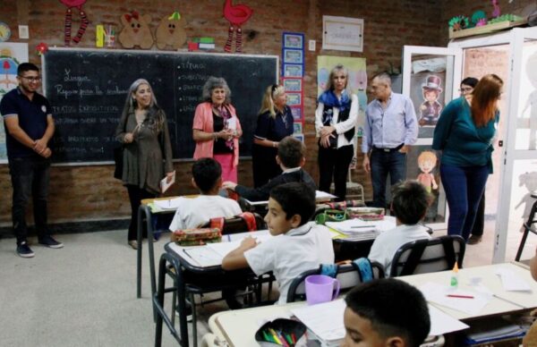 Educación comenzó a recorrer las escuelas públicas de gestión social 1