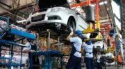 Volvió a caer la producción nacional de vehículos