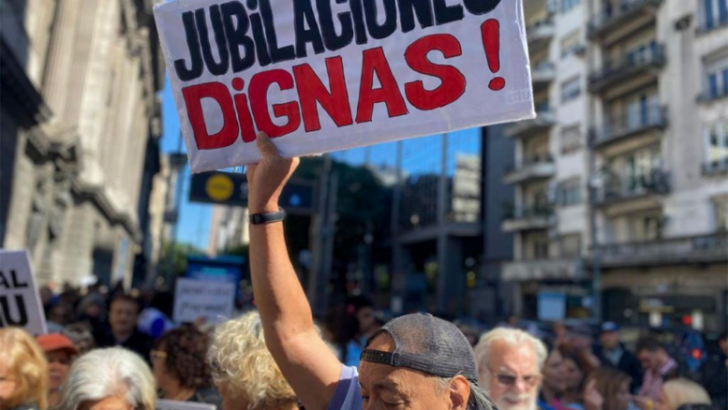 Contra el veto de Javier Milei, cientos de jubilados marchan a Plaza de Mayo