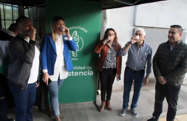 El Municipio instaló un stand para compartir un vasito de caña con ruda 1