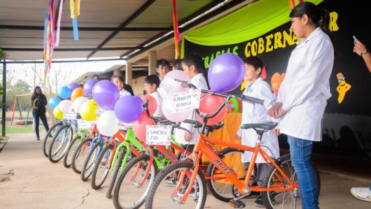 Machagai: Leandro Zdero entregó bicicletas a los alumnos de la Escuela Primaria 646