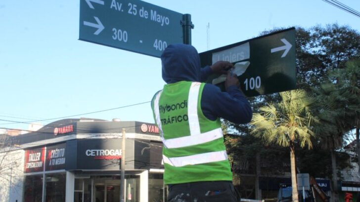 El Municipio repara los carteles señalizadores y cordones en avenida 25 de Mayo