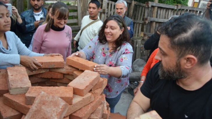 Apoyo al emprendedurismo: la Cooperativa “Alba loopi” llevó adelante la primera quema en el nuevo horno comunitario