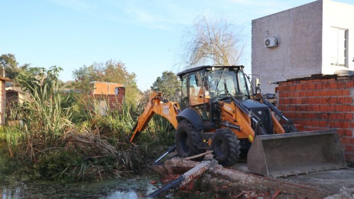 Demolieron construcción ilegal sobre la laguna del Barrio Vargas II