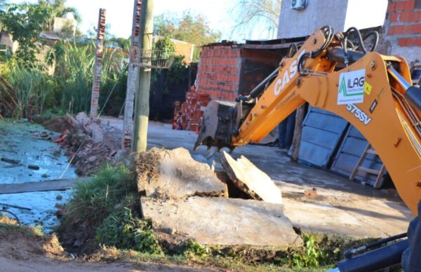 Demolieron construcción ilegal sobre la laguna del Barrio Vargas II