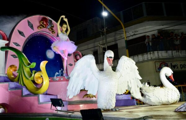 En Las Breñas, el Desfile Provincial de Carrozas de los estudiantes tuvo el acompañamiento provincial 2