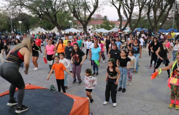 Resistencia Baila" convocó a una multitud en la Plaza España 3