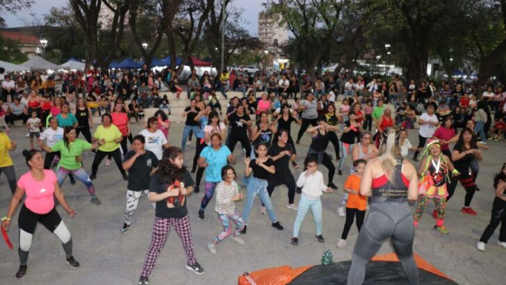 “Resistencia Baila” convocó a una multitud en la Plaza España