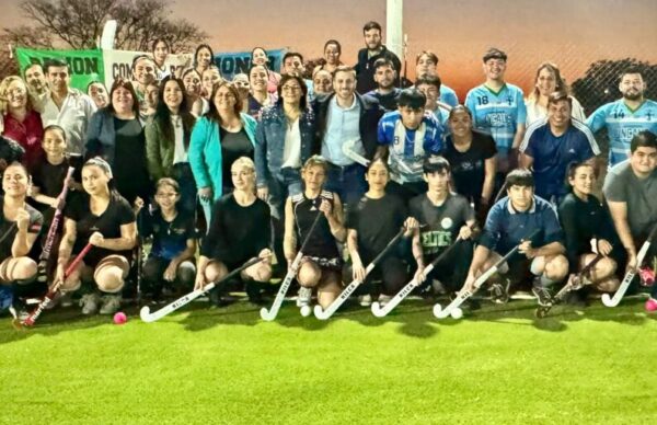 Villa Berthet: Loteria Chaqueña inauguró la primera cancha de Hockey de césped sintético en el sudoeste 1